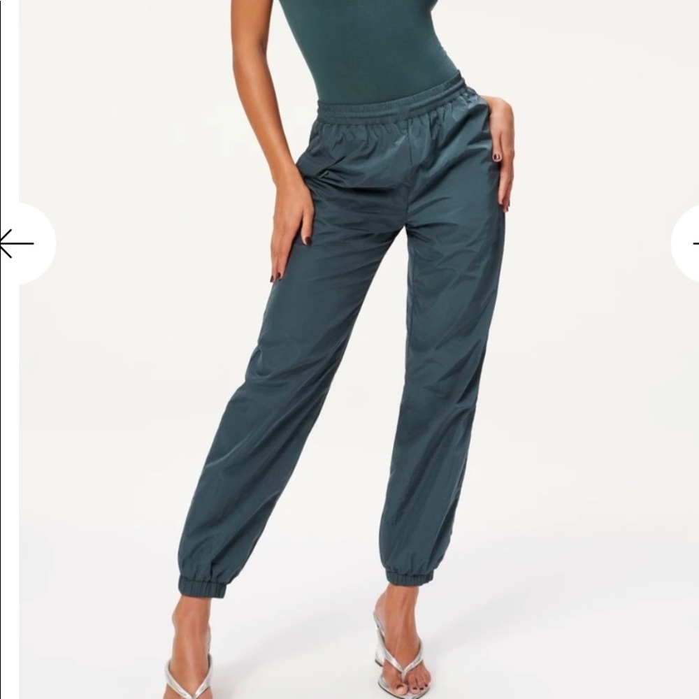 Good American shine boyfriend pant in blue green
